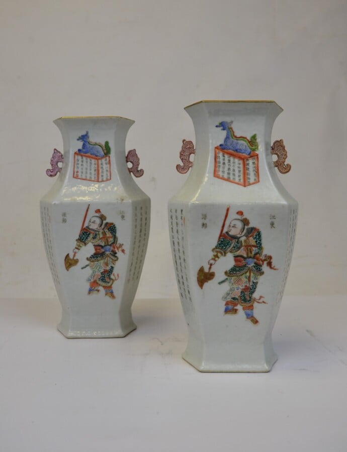 CHINE - Epoque DAOGUANG (1821 - 1850) - Paire de vases hexagonaux à pans, à déc…