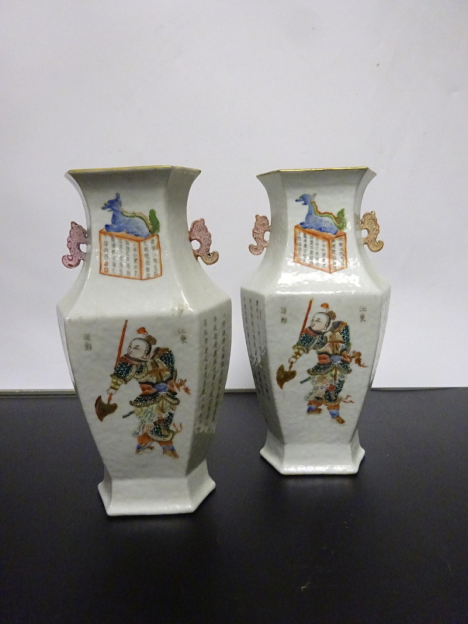 CHINE - Epoque DAOGUANG (1821 - 1850) - Paire de vases hexagonaux à pans, à déc…