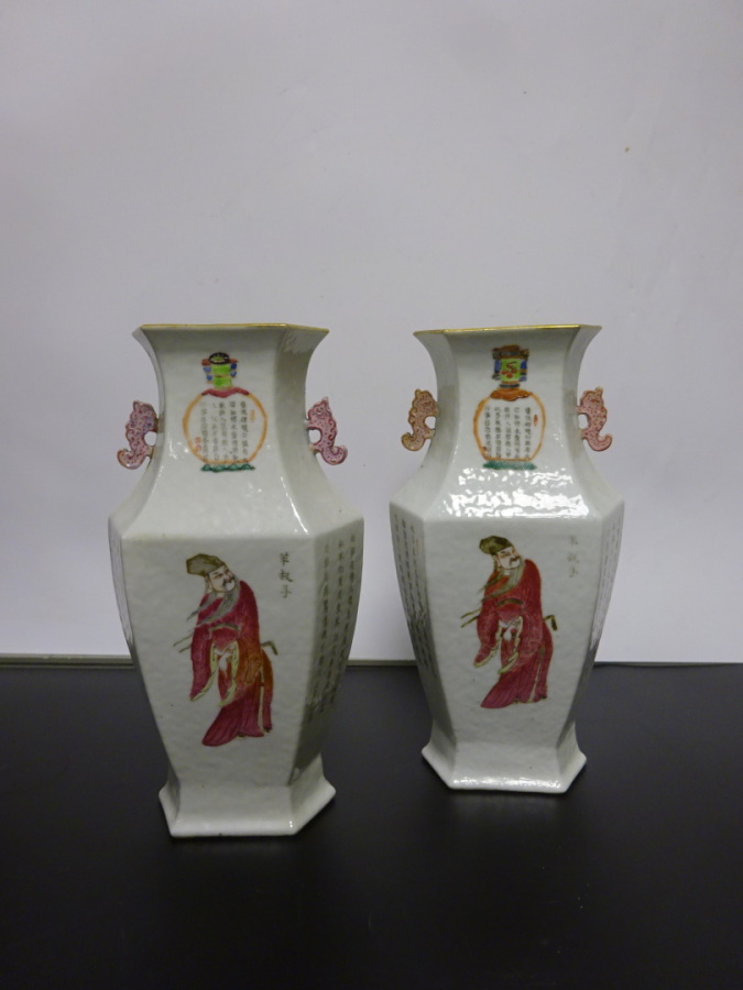 CHINE - Epoque DAOGUANG (1821 - 1850) - Paire de vases hexagonaux à pans, à déc…