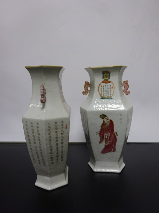 CHINE - Epoque DAOGUANG (1821 - 1850) - Paire de vases hexagonaux à pans, à déc…