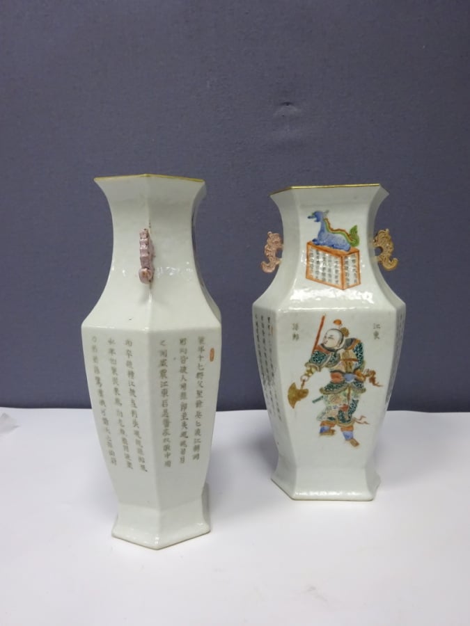 CHINE - Epoque DAOGUANG (1821 - 1850) - Paire de vases hexagonaux à pans, à déc…