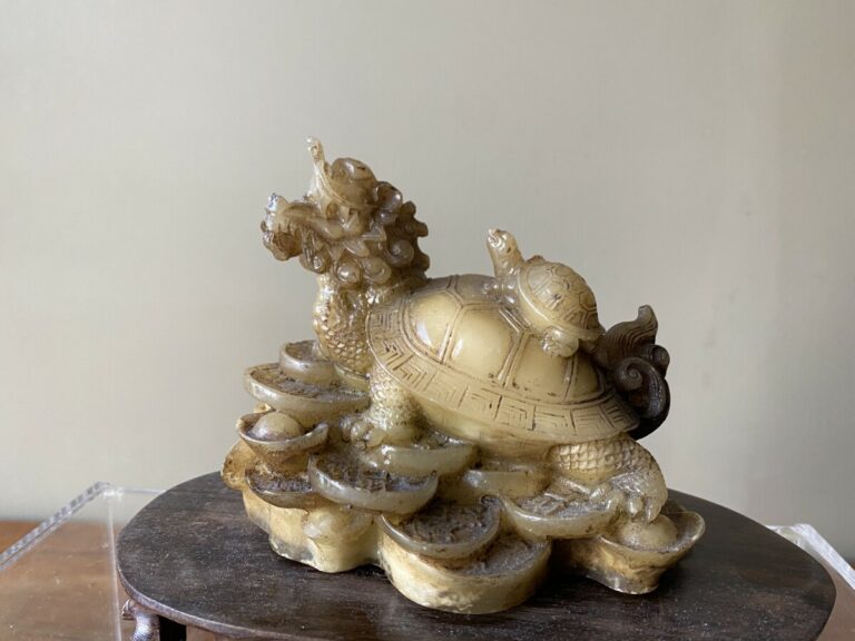 CHINE. Groupe "tortue minogame" en pierre dure . 11 x 12 cm