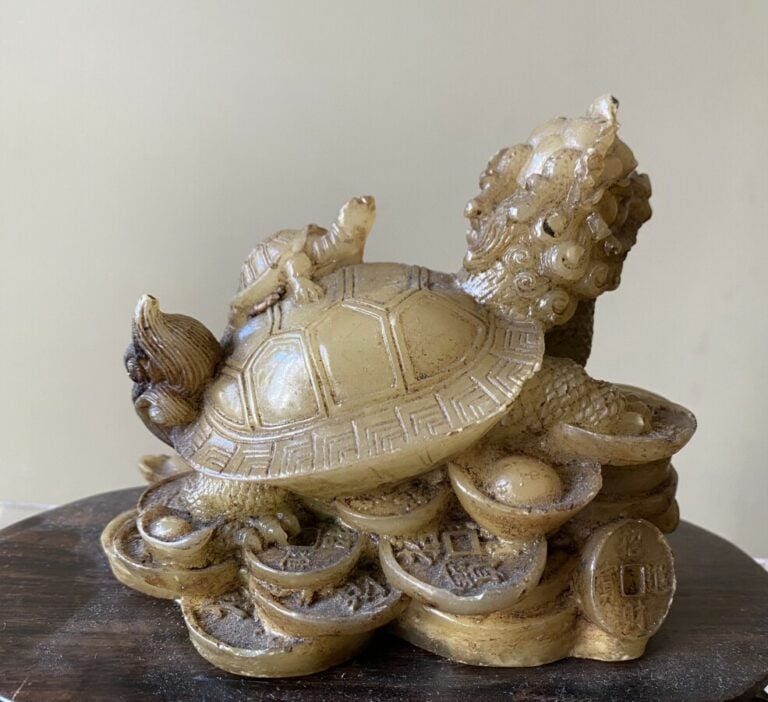 CHINE. Groupe "tortue minogame" en pierre dure . 11 x 12 cm