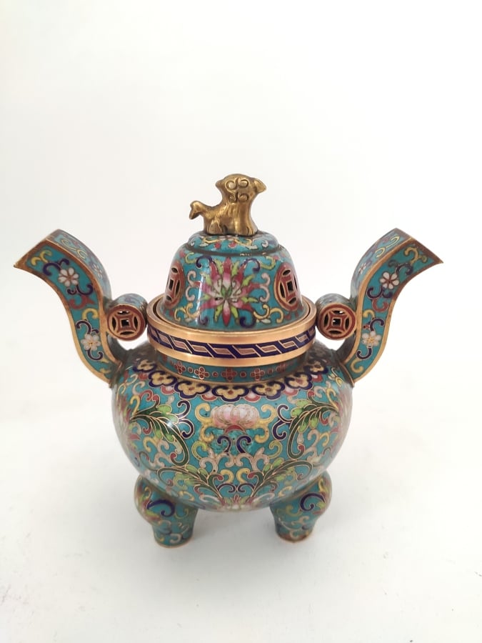 CHINE MILIEU XIXème SIECLE - BRÛLE-PARFUM TRIPODE COUVERT à décor floral, le co…