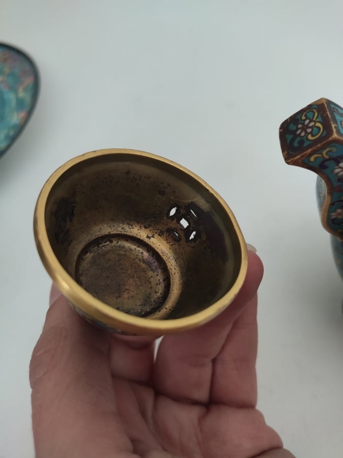 CHINE MILIEU XIXème SIECLE - BRÛLE-PARFUM TRIPODE COUVERT à décor floral, le co…