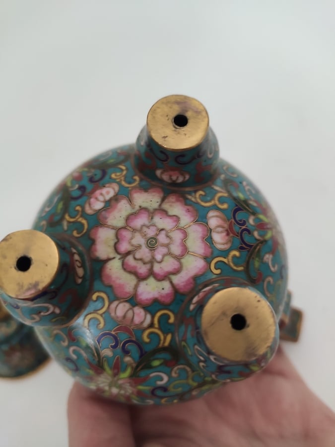 CHINE MILIEU XIXème SIECLE - BRÛLE-PARFUM TRIPODE COUVERT à décor floral, le co…