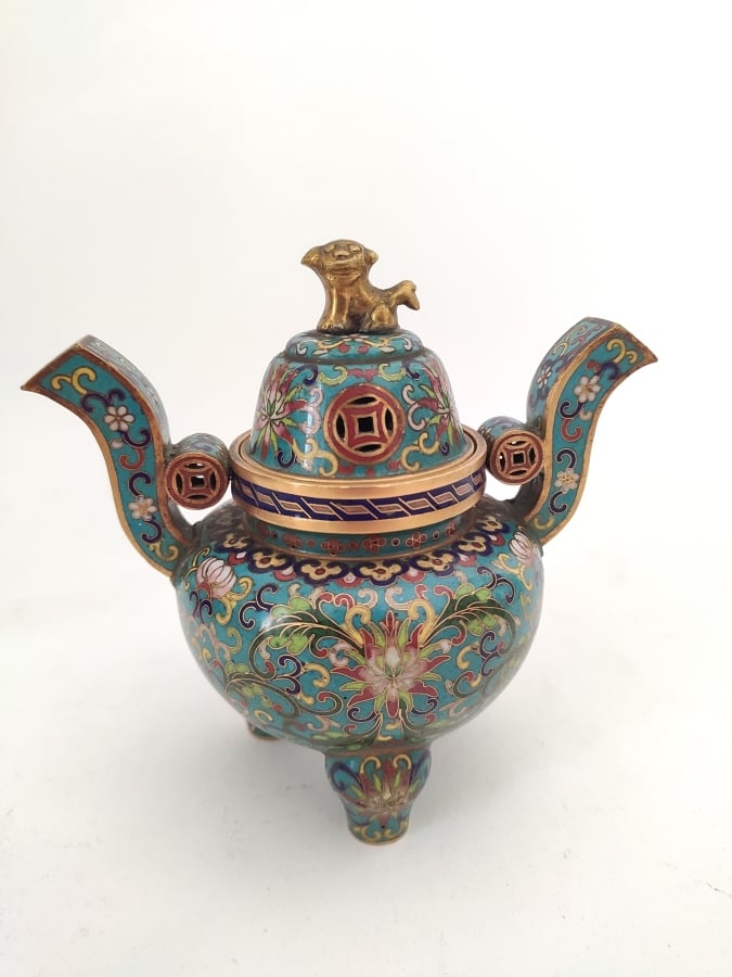 CHINE MILIEU XIXème SIECLE - BRÛLE-PARFUM TRIPODE COUVERT à décor floral, le co…