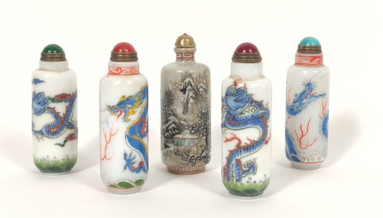 CHINE, Moderne - Lot de cinq tabatières cylindriques, trois à décor de dragons…