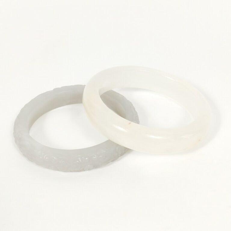 CHINE, Moderne - Lot de deux jolis bracelets en pierre dure jadéite, l'un en ja…