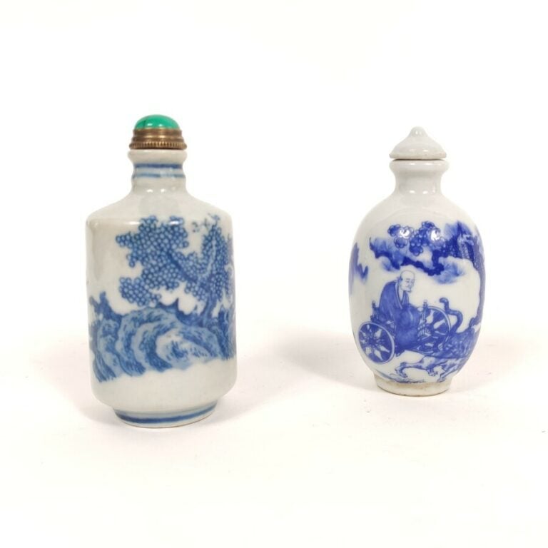 CHINE, Moderne - Lot de deux tabatières à décor en bleu sous couverte des trois…