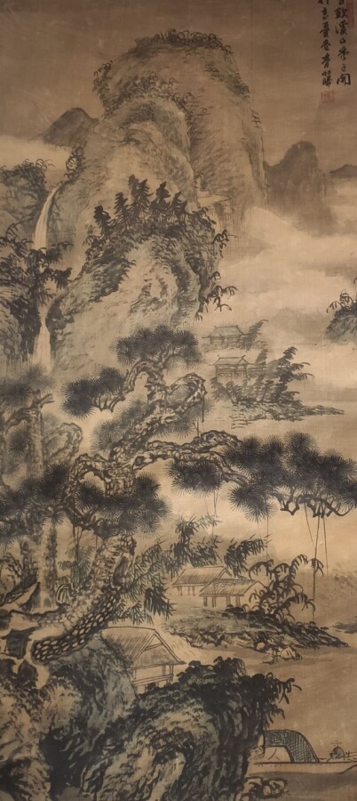 CHINE - Peinture sur rouleau à décor de paysage montagneux perdu dans la brume.…