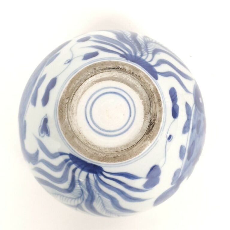 CHINE - Pot à gingembre à décor en bleu , sous couverte de deux carpes nageant…