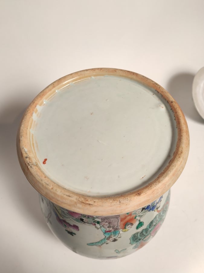 CHINE - POTICHE COUVERTE EN PORCELAINE décorée en émaux polychromes dans le sty…