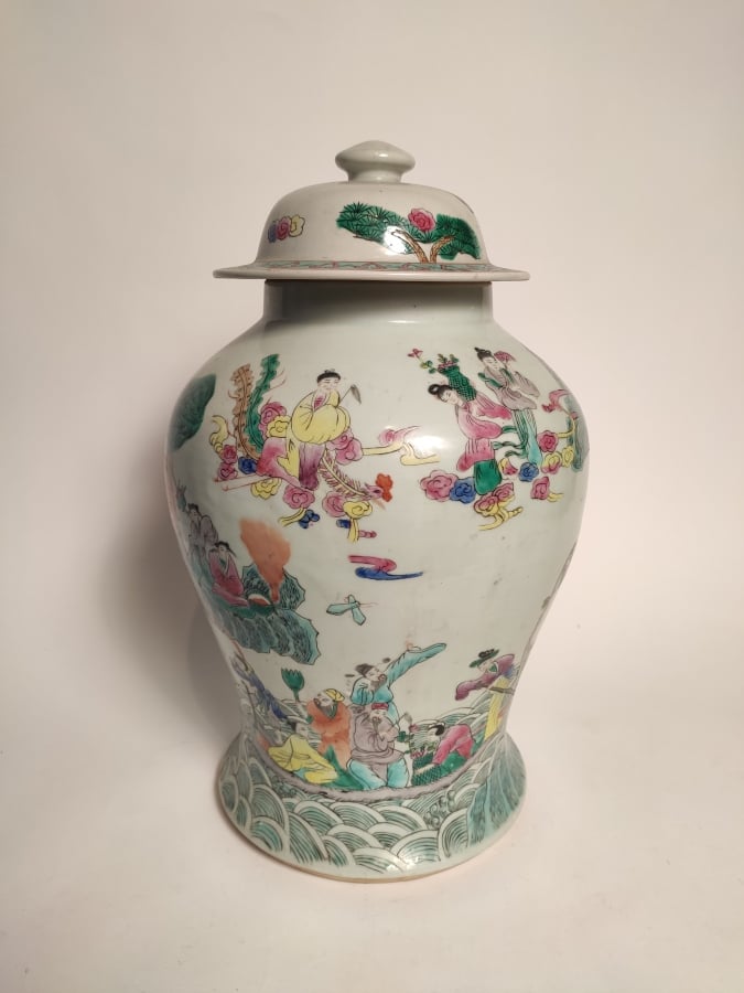 CHINE - POTICHE COUVERTE EN PORCELAINE décorée en émaux polychromes dans le sty…