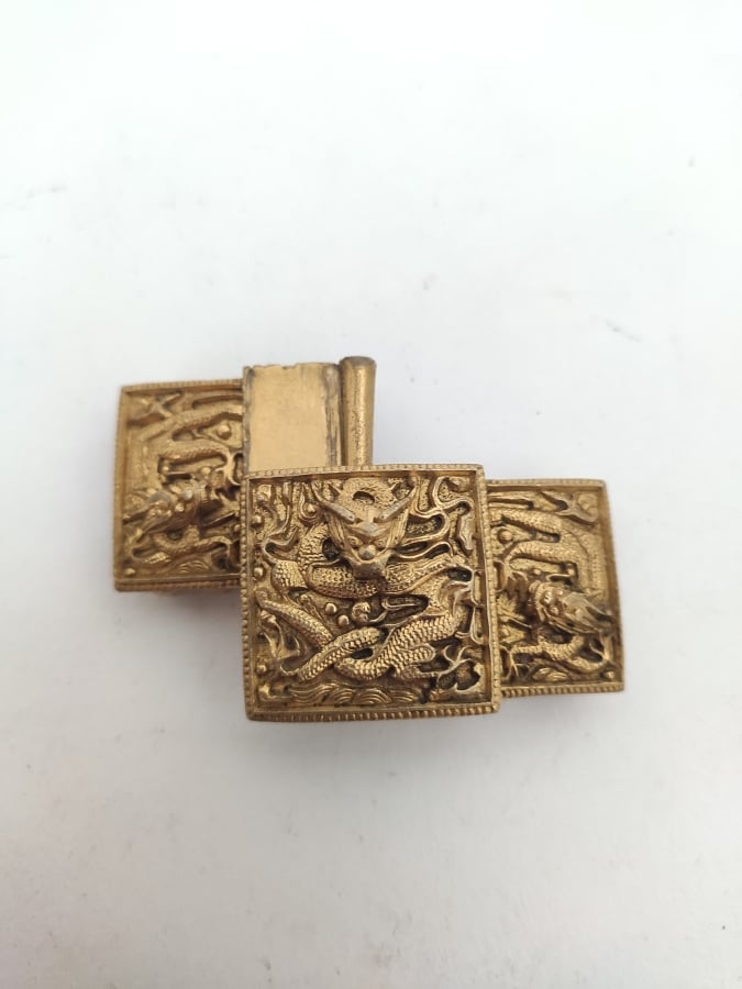 CHINE - XXe siècle - BOUCLE DE CEINTURE EN BRONZE DORÉ à décor ciselé de dragon…