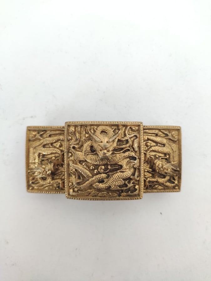 CHINE - XXe siècle - BOUCLE DE CEINTURE EN BRONZE DORÉ à décor ciselé de dragon…