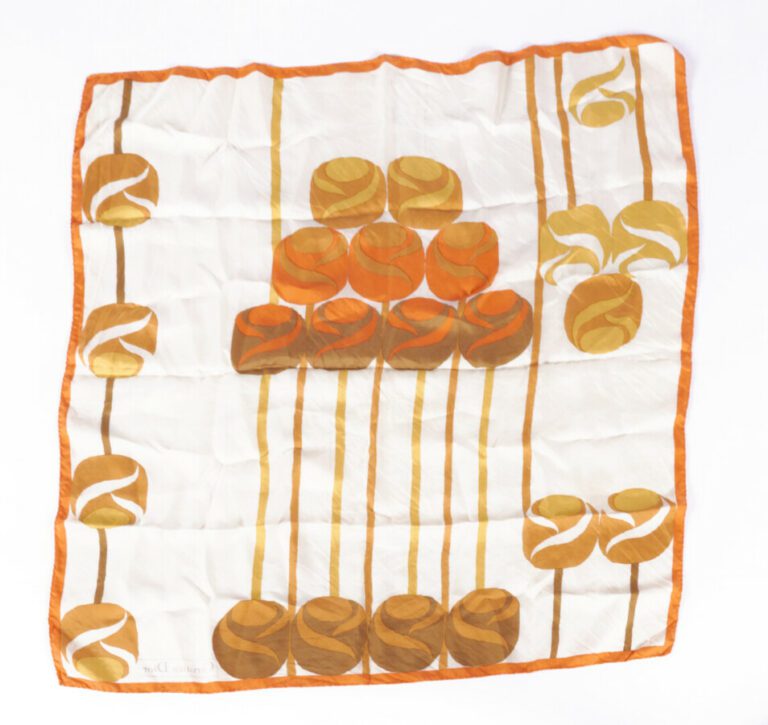 CHRISTIAN DIOR - 1970s - CARRÉ en soie imprimée à décor de balles - 77 x 77 cm…