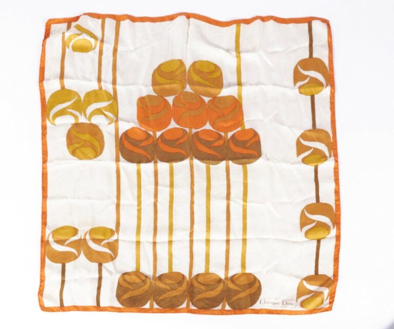 CHRISTIAN DIOR - 1970s - CARRÉ en soie imprimée à décor de balles - 77 x 77 cm…