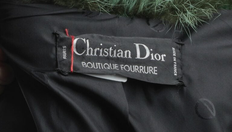 CHRISTIAN DIOR BOUTIQUE FOURRURE par Frédéric Castet - 1980s - MANTEAU 3/4 en m…