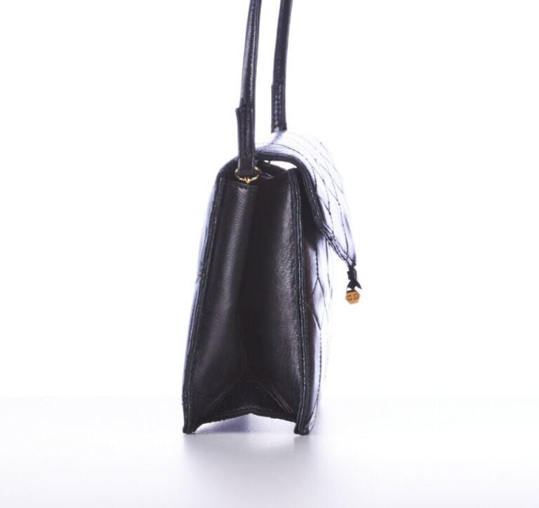 CHRISTIAN DIOR BOUTIQUE - SAC en cuir noir matelassé, garnitures en métal doré…