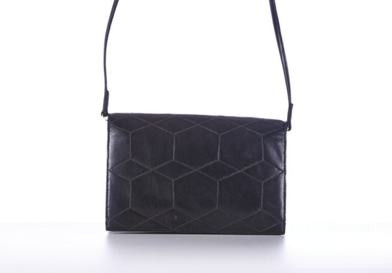 CHRISTIAN DIOR BOUTIQUE - SAC en cuir noir matelassé, garnitures en métal doré…