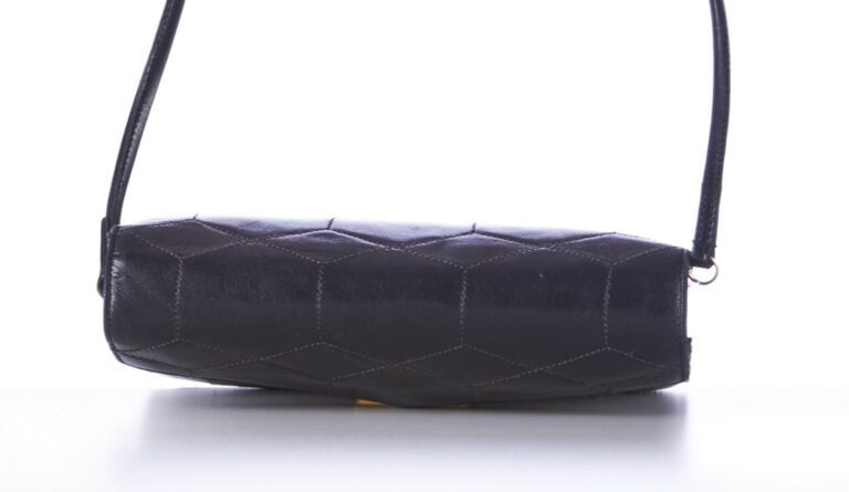 CHRISTIAN DIOR BOUTIQUE - SAC en cuir noir matelassé, garnitures en métal doré…