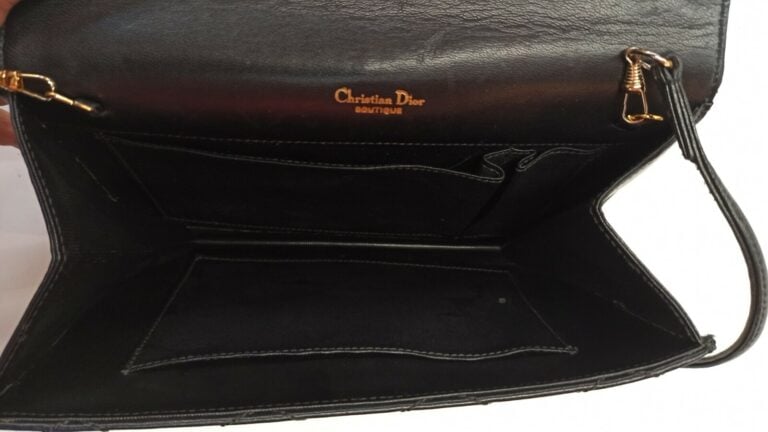 CHRISTIAN DIOR BOUTIQUE - SAC en cuir noir matelassé, garnitures en métal doré…