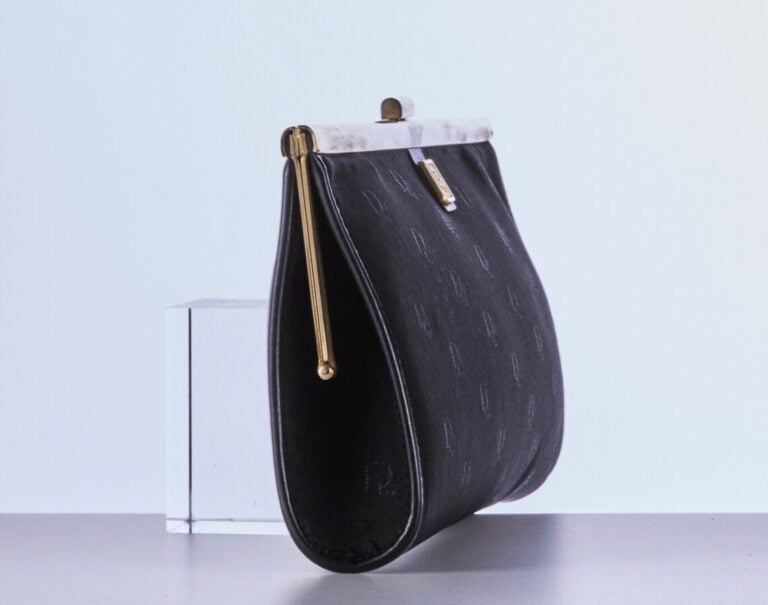 CHRISTIAN DIOR - POCHETTE DU SOIR en toile siglée noire et métal doré - 28 x 13…