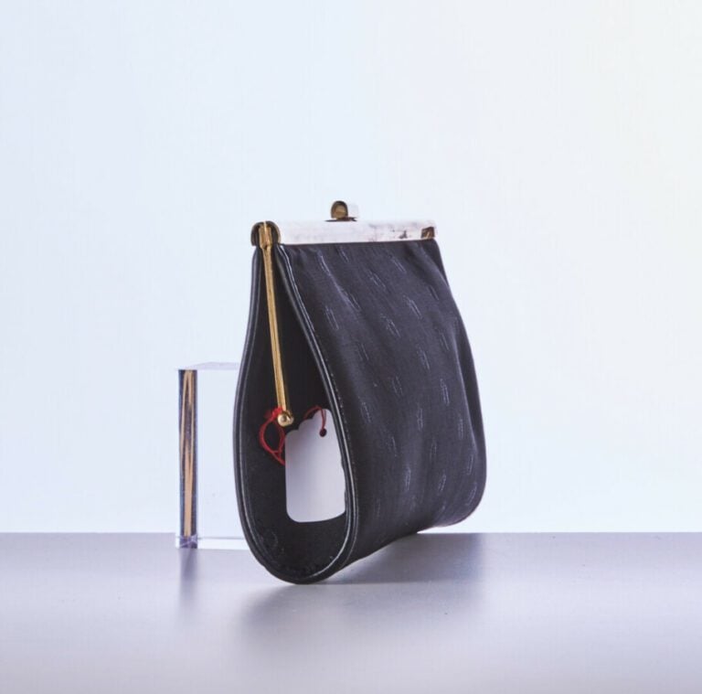 CHRISTIAN DIOR - POCHETTE DU SOIR en toile siglée noire et métal doré - 28 x 13…