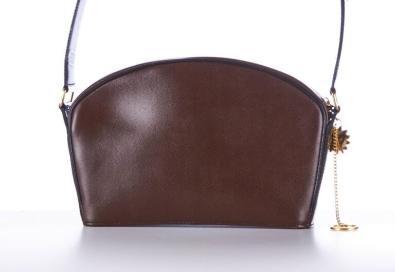 CHRISTIAN LACROIX - SAC en cuir grainé chocolat et vernis noir - 25 x 17 x 8 cm…