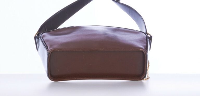 CHRISTIAN LACROIX - SAC en cuir grainé chocolat et vernis noir - 25 x 17 x 8 cm…