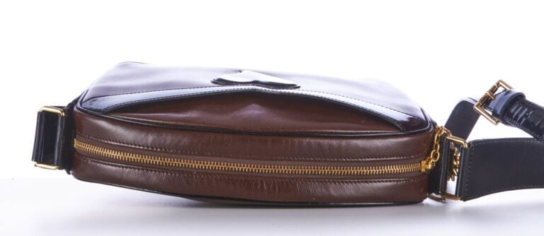 CHRISTIAN LACROIX - SAC en cuir grainé chocolat et vernis noir - 25 x 17 x 8 cm…