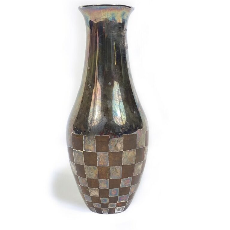 CHRISTOFLE. Vase balustre à dcéor de damier à patine bronze. Signé Christofle.…