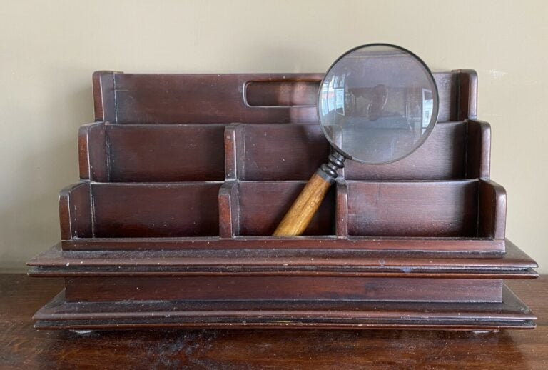Classeur à courrier (23 x 40 x 17 cm) et loupe;