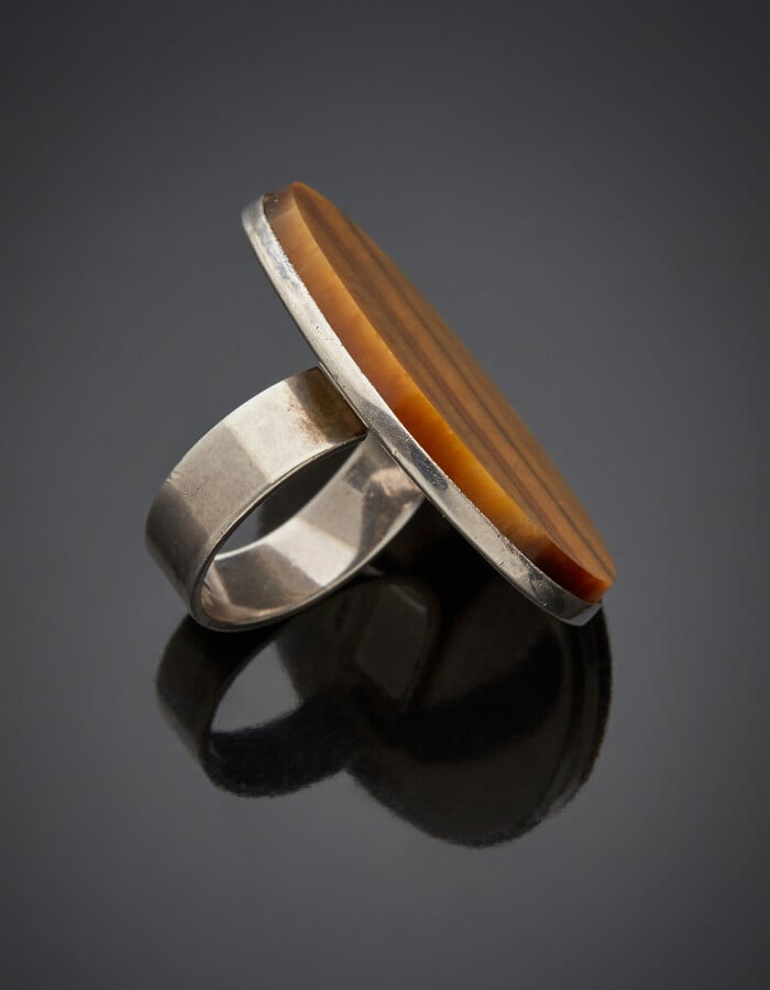 CLAUDE MOMIRON - Importante BAGUE en argent (925) orné d'une plaque ovale de qu…
