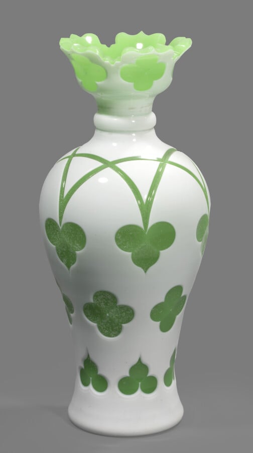 Clichy ou Baccarat.Vase balustre overlay d'émail blanc sur opaline verte, taill…