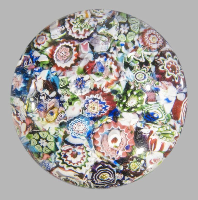 Clichy. Presse-papiers à motif de bonbons polychromes en pêle-mêle (très léger…