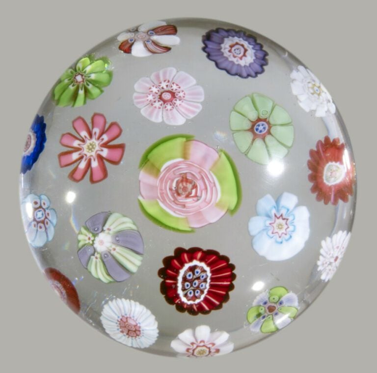 Clichy.Presse-papiers orné de dix-huit bonbons polychromes et une rose de Clich…