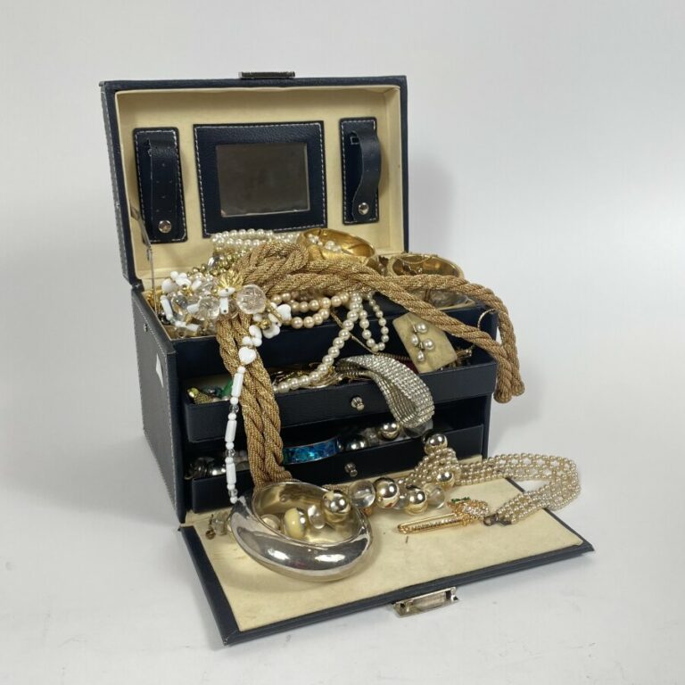 Coffret à bijoux contenant divers bijoux fantaisie : colliers, bracelets, broch…