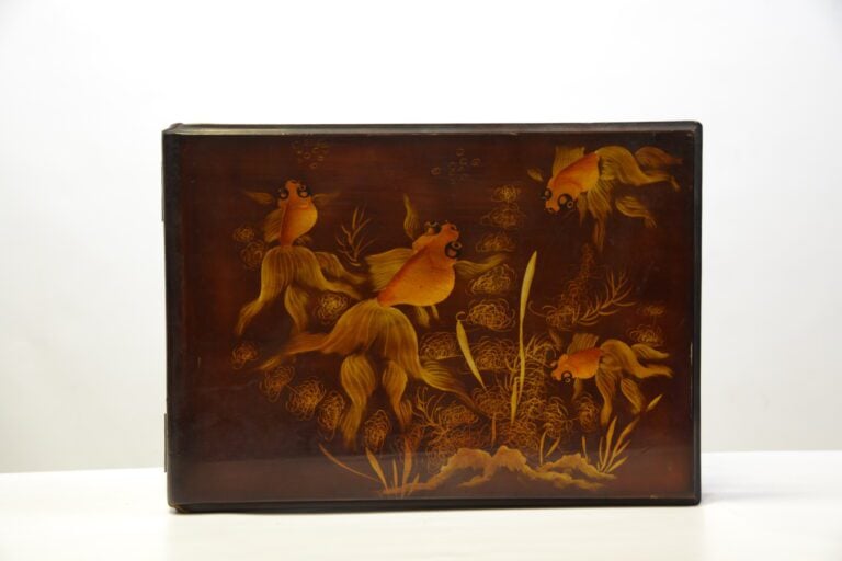 COFFRET EN BOIS LAQUE ET DORE A DECOR DE POISSONS DORES - Vietnam - Décor aux q…