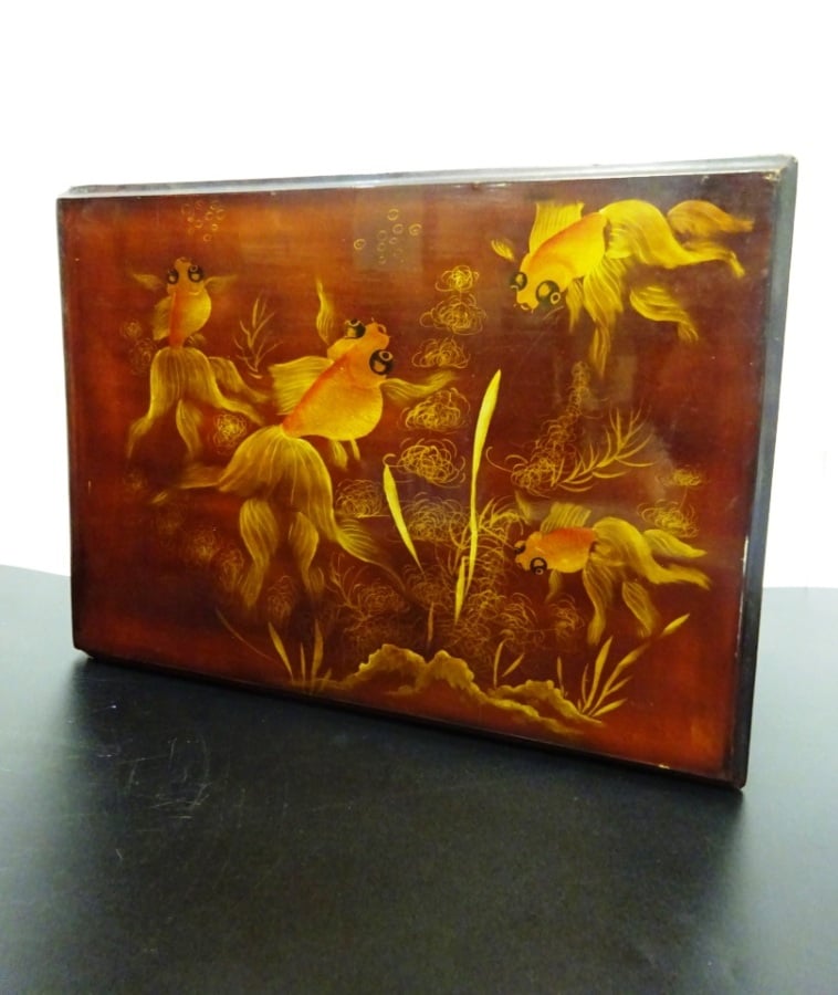COFFRET EN BOIS LAQUE ET DORE A DECOR DE POISSONS DORES - Vietnam - Décor aux q…