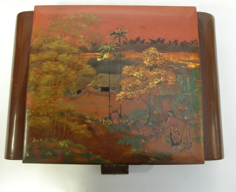 COIFFEUSE EN BOIS LAQUE - Vietnam - XXe siècle - Coiffeuse, brosse, miroir et p…