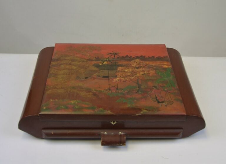 COIFFEUSE EN BOIS LAQUE - Vietnam - XXe siècle - Coiffeuse, brosse, miroir et p…
