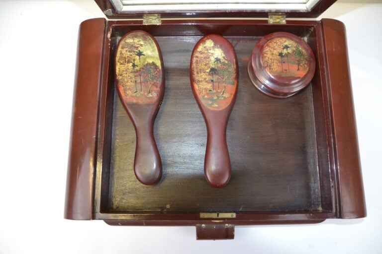 COIFFEUSE EN BOIS LAQUE - Vietnam - XXe siècle - Coiffeuse, brosse, miroir et p…