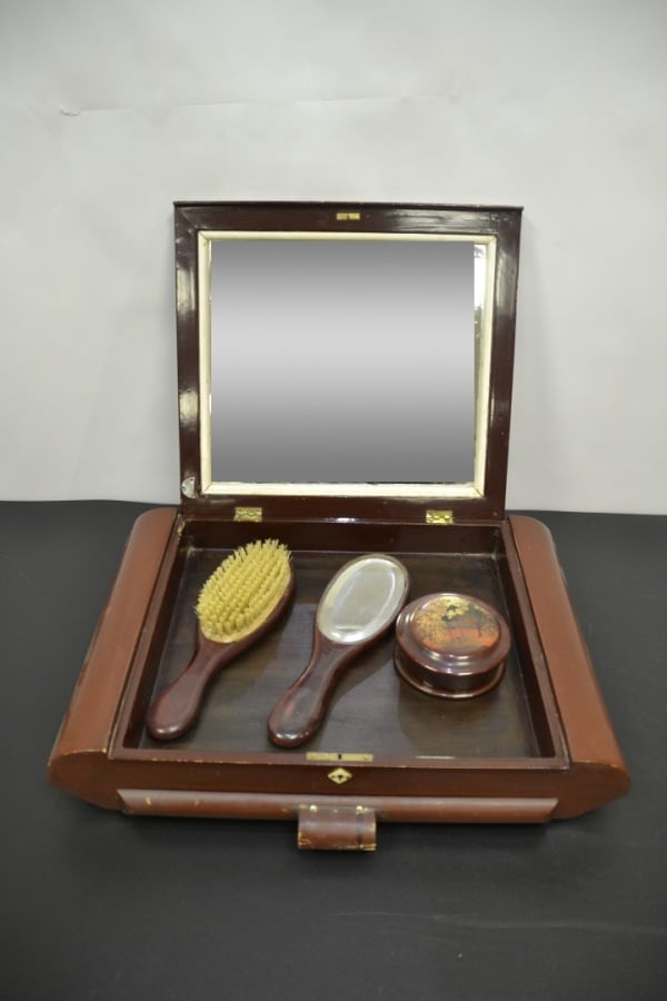 COIFFEUSE EN BOIS LAQUE - Vietnam - XXe siècle - Coiffeuse, brosse, miroir et p…