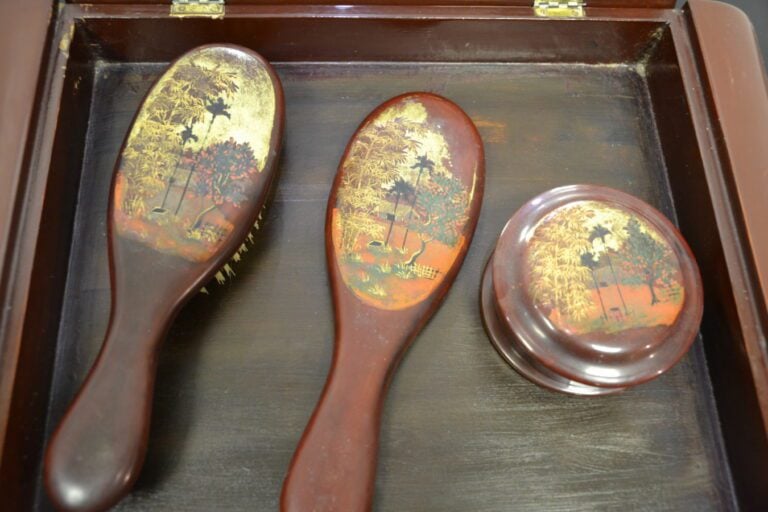 COIFFEUSE EN BOIS LAQUE - Vietnam - XXe siècle - Coiffeuse, brosse, miroir et p…