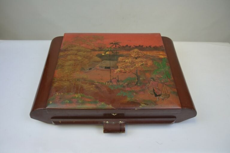 COIFFEUSE EN BOIS LAQUE - Vietnam - XXe siècle - Coiffeuse, brosse, miroir et p…