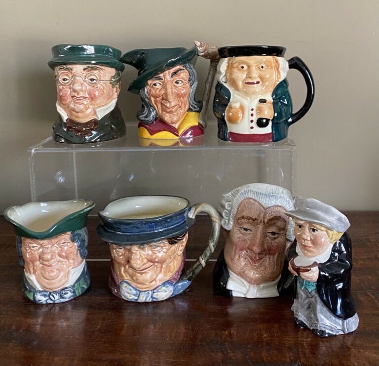 Collection de 8 tasses en céramique anglaise et un crémier