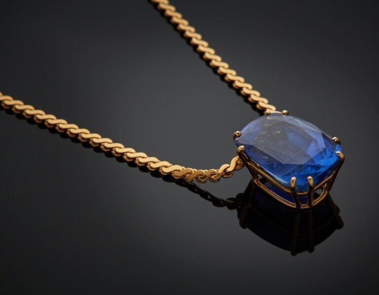 COLLIER chaînette en or jaune (750) retenant un saphir de CEYLAN, NON CHAUFFE,…