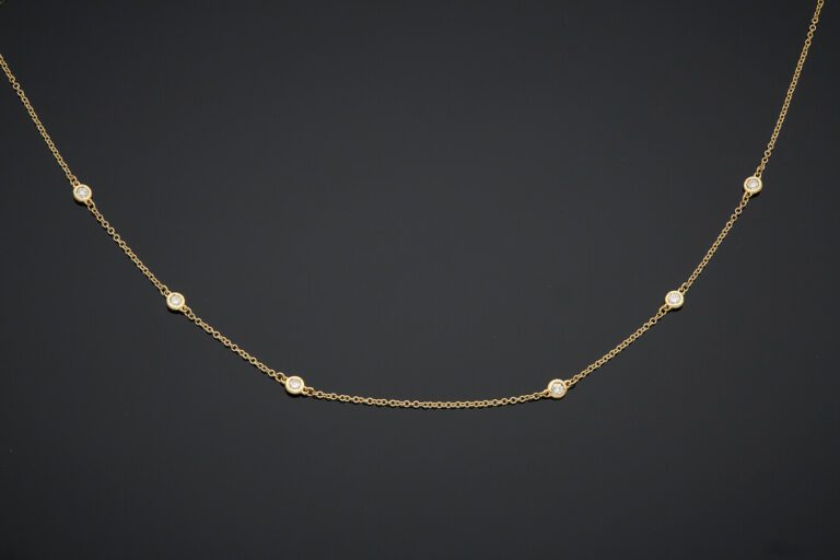 COLLIER chaînette en or jaune (750) serti de six diamants taille brillant en se…